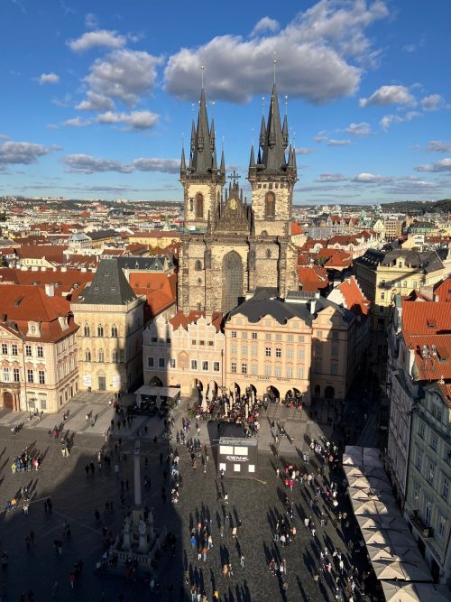 旧市庁舎の塔から見えるティーン教会　