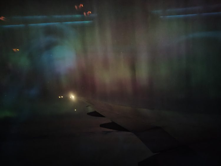 飛行機から見たオーロラ