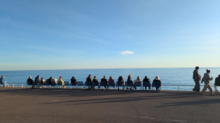 穏やかな時間が流れるニースの海岸沿い