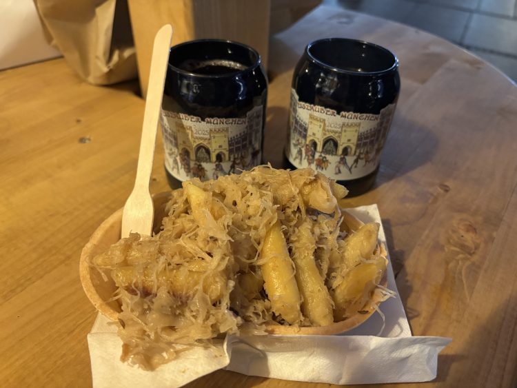 ミュンヘンのクリスマスマーケットで食事