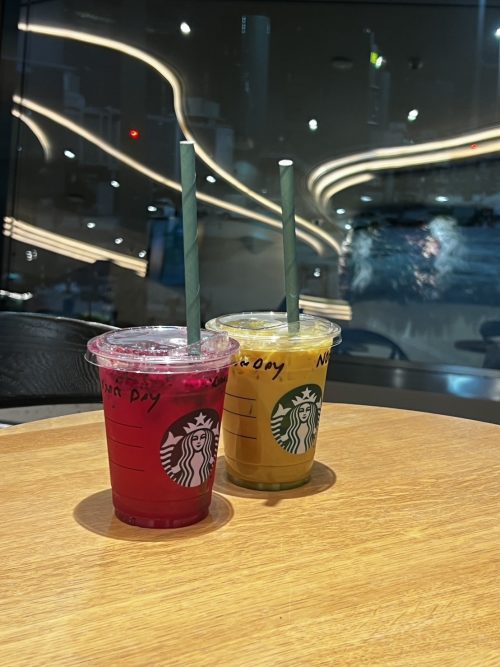 スターバックスで珍しいドラゴンフルーツのドリンク