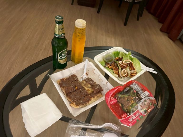 屋台で購入して、ゆっくりホテルで夕食