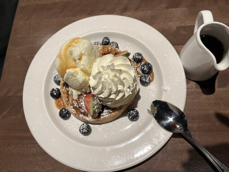 メイプルシロップをかけたアップルパイ