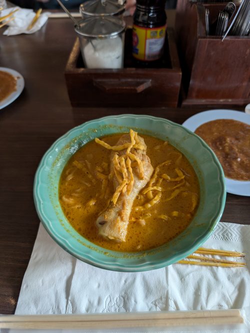 昼食はカオソーイをいただきました