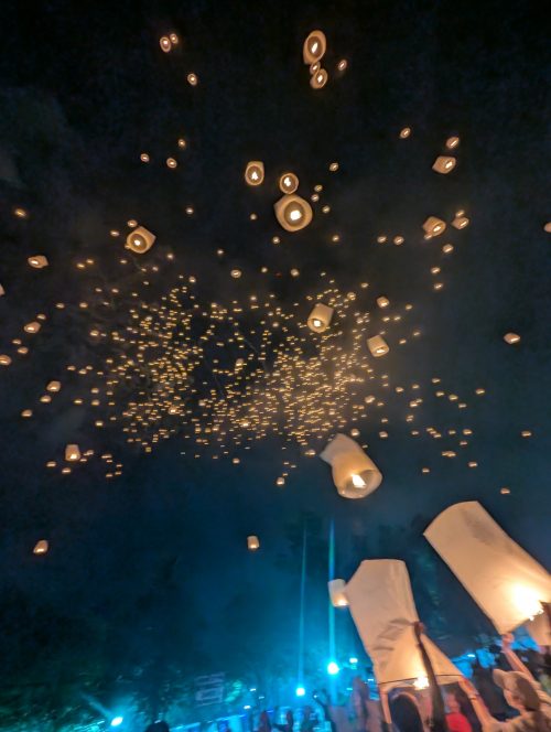 ランタンが夜空に上がっていく光景は感動的でした