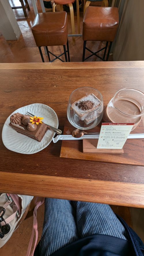 コムチョコレートハウスで注文したシグネチャーセット(チョコレートドリンクとチョコケーキ)
