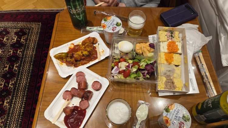 ウィーンの色々な軽食を持ち帰って夕食に