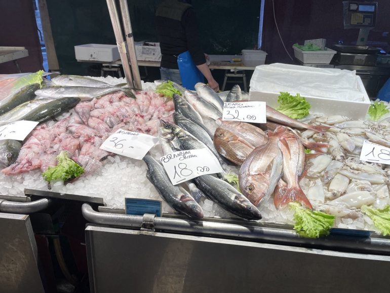 市場を散策しました