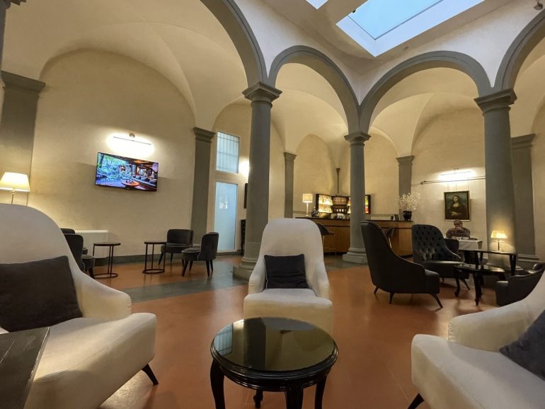 シックなホテルのロビー