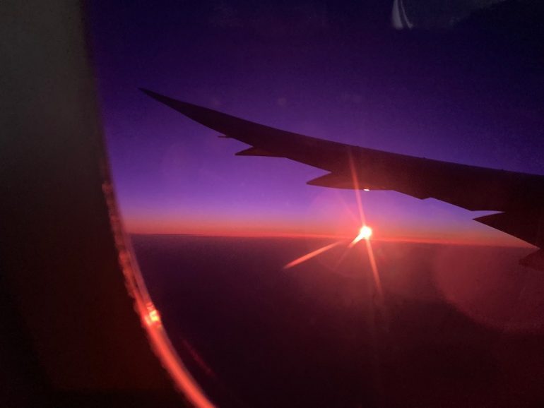 機内からの朝日