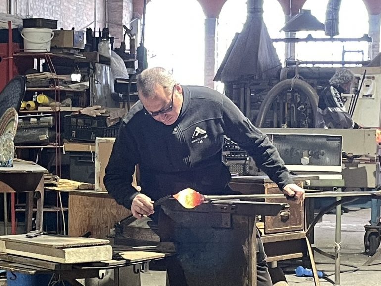 ガラス職人が作る作品を見学しました