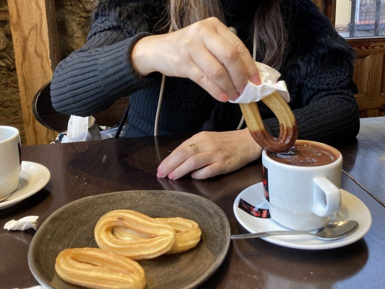 トレドのカフェでチュロスを