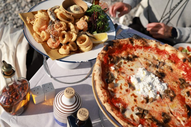 海辺のレストランでランチを楽しみました