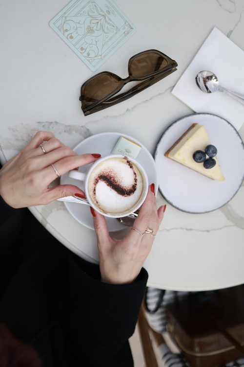 「カフェ・ド・パリ」で休憩