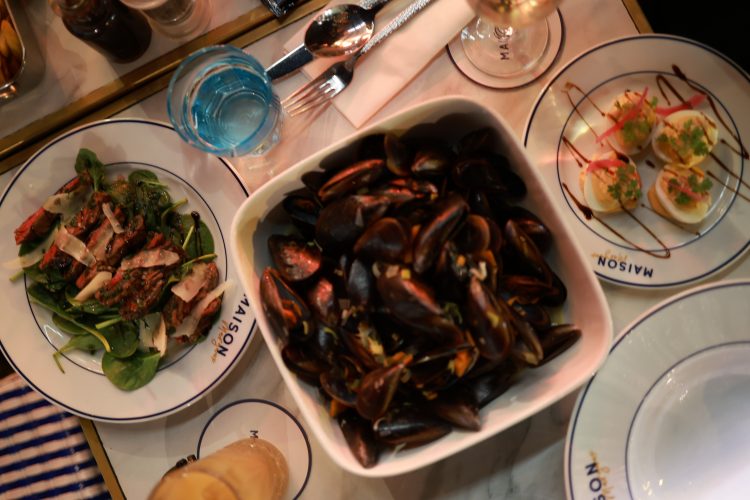 山盛りのムール貝の酒蒸し