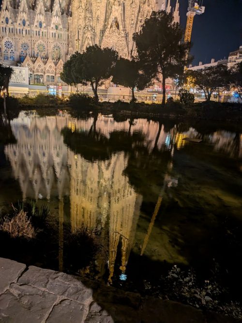 夜空に聳えるサグラダ・ファミリア