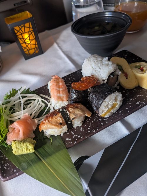 思わず頼んだお寿司の機内食