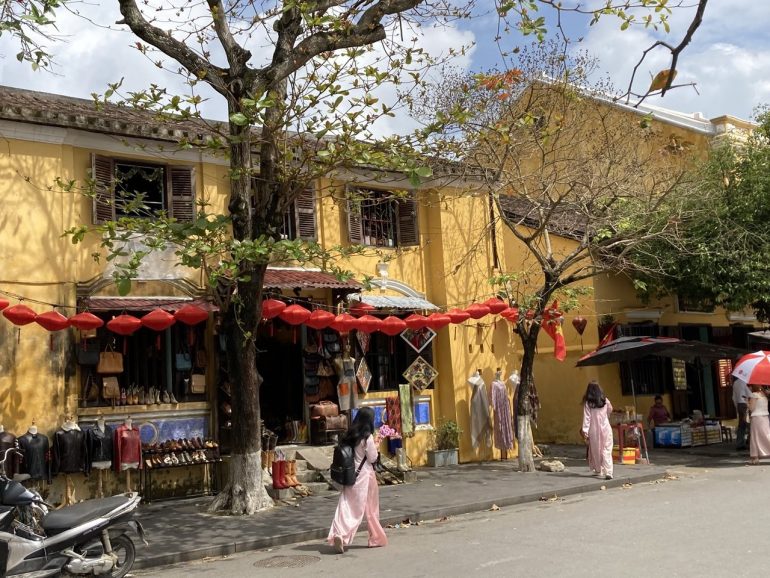 黄色い壁の建物が並んでいるのが特徴的