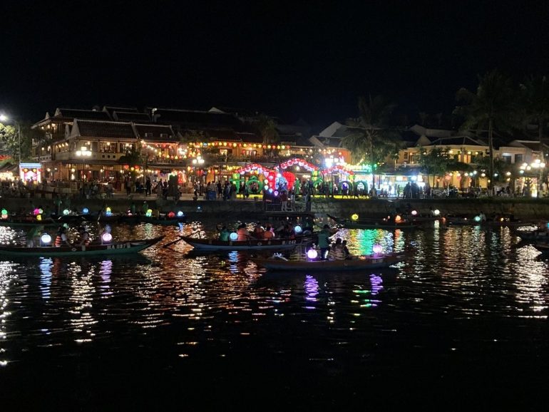 ホイアンの夜景を楽しみながらボート体験