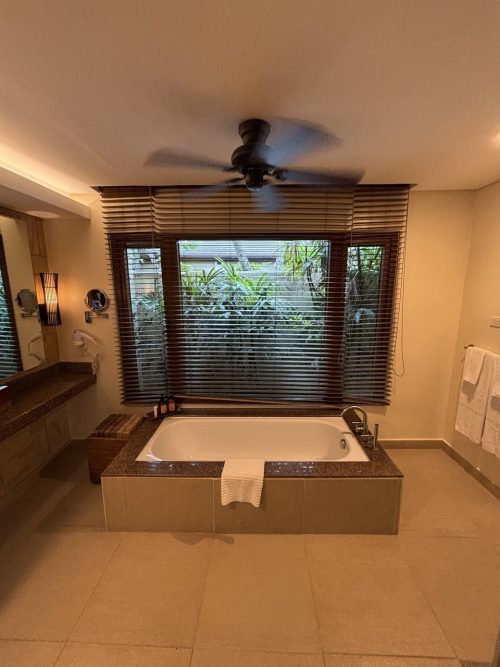 ホテルの客室のバスタブ付き！広いお風呂でした。