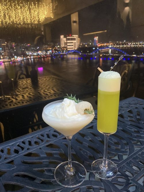 ダナンの夜景を見ながらカクテルで乾杯！