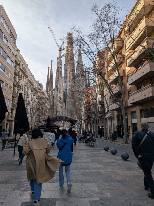 ガウディ通りからみるサグラダ・ファミリア
