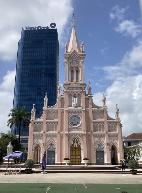 ピンク色が特徴のダナン大聖堂