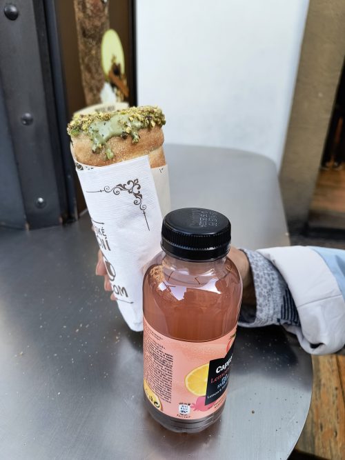 2人でシェアしながら食べ歩き！