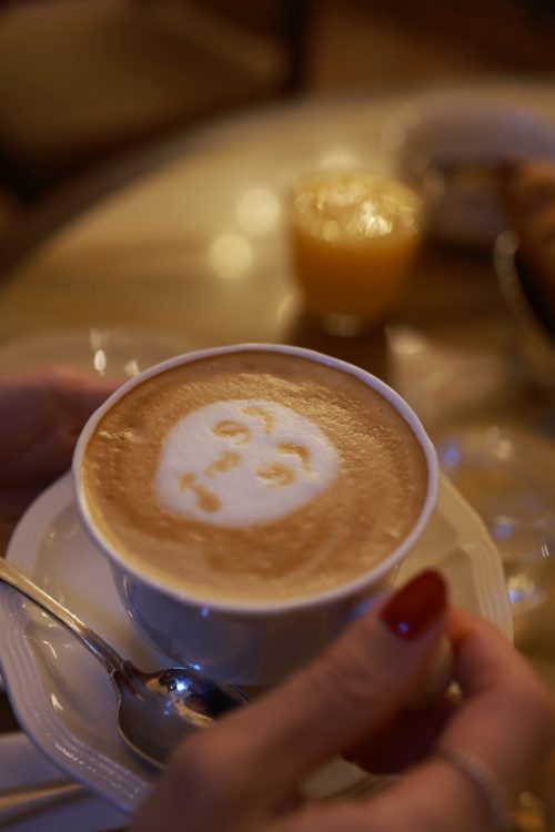 カプチーノに「へのへのもへじ」を描いてもらいました。