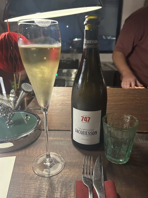 カジュアルフレンチへ。　目の前がDJブースでした！