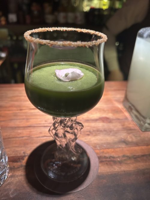 渡された用紙に細かく好みを書いて 出来上がったカクテル！抹茶使用されてました。