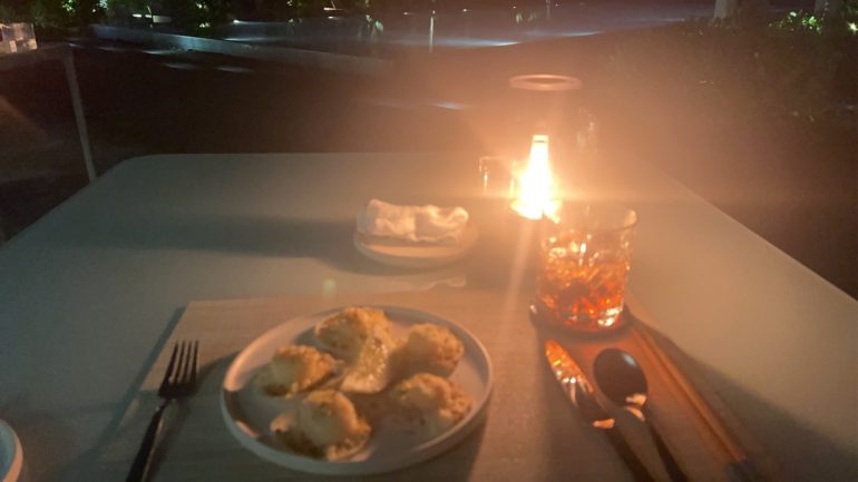 ホテルのレストランでカクテルをいただきました