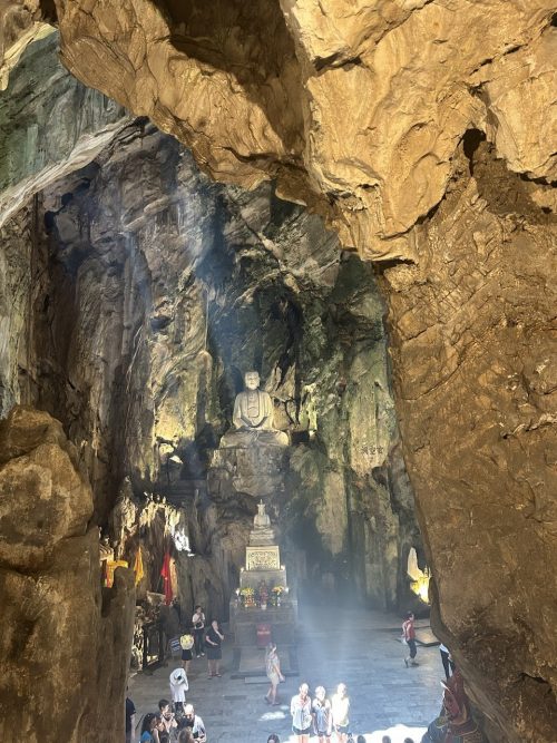 南国の登山は汗だく！でも登った先には神秘的な空間