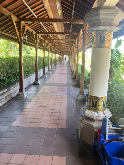 ホテル内は開放的な造り