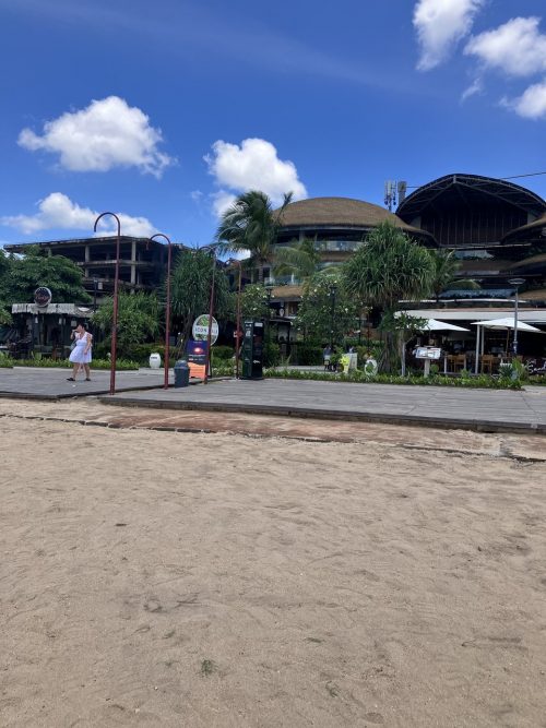 ショッピングセンターで涼みながら観光