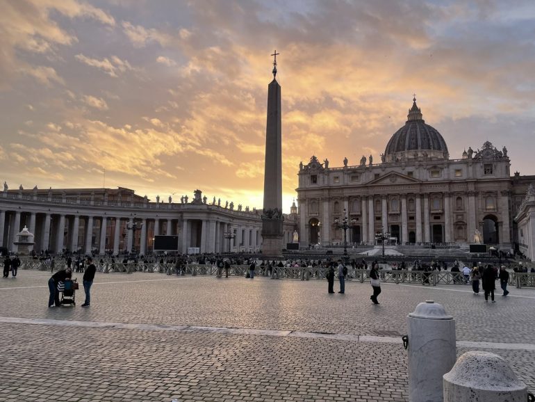 サン・ピエトロ広場の夕暮れ