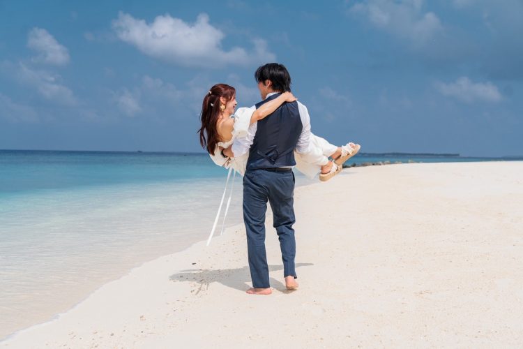 青い空と白い砂浜のコントラストが美しいビーチでの前撮りショット