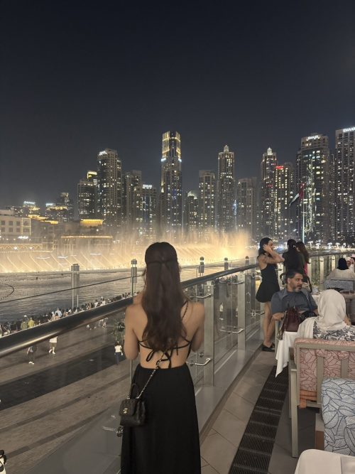ドバイの美しい夜景を眺めながら、ハネムーンを締めくくるディナータイム