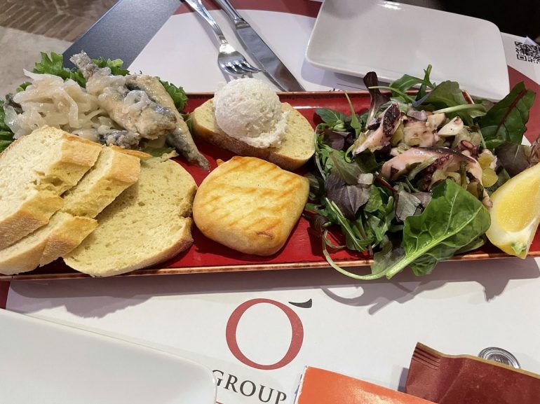 宮殿内のレストランで海鮮プレートをいただきました