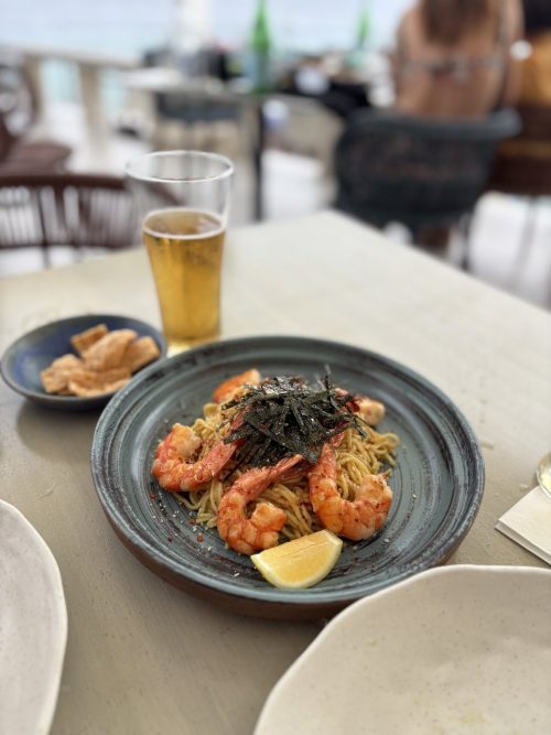 ホテルのレストランの名物ガーリックシュリンプヌードル