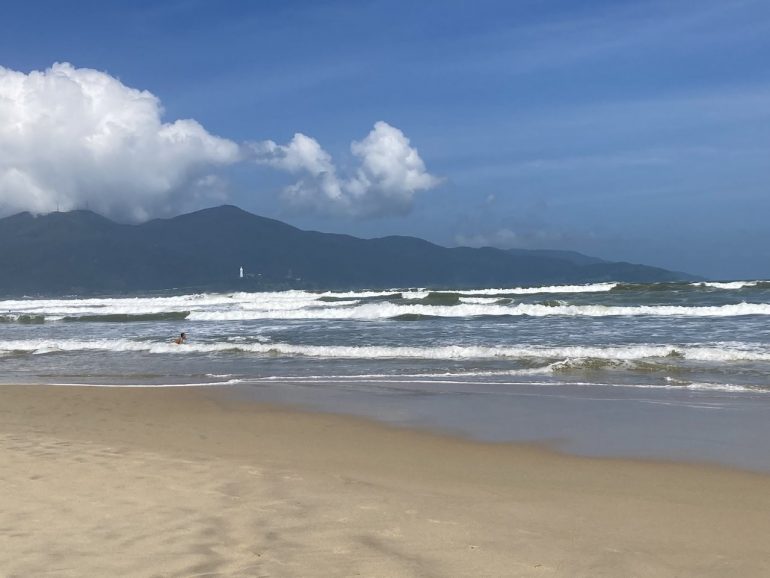 ダナンのメインビーチ「ミーケビーチ」へ