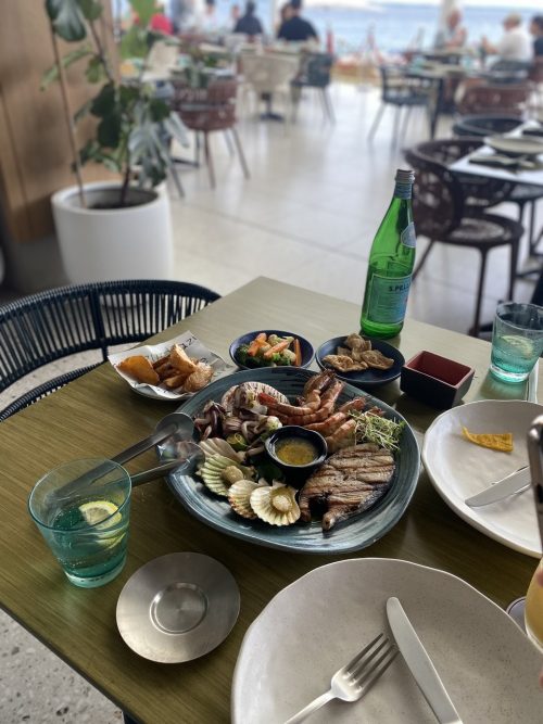海の見えるカフェでシーフード料理をいただきました