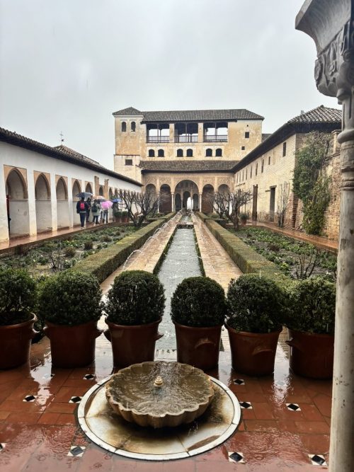 雨のアルハンブラ宮殿
