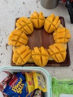 ダイビングでの甘くて美味しいフルーツ盛り その場で切ってくれました
