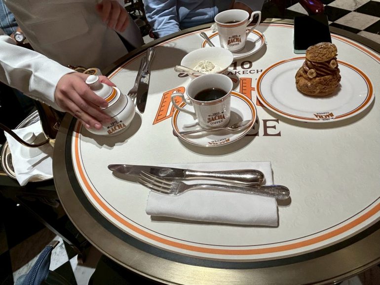 「バシャ・コーヒー」でゆっくりコーヒーとケーキを