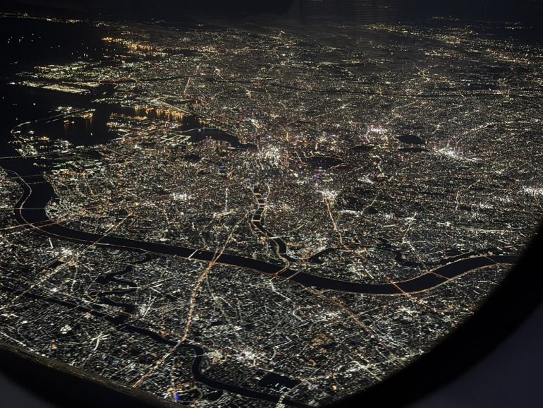 1日目　成田発ドバイ行き 東京タワーとスカイツリーの夜景が見えました