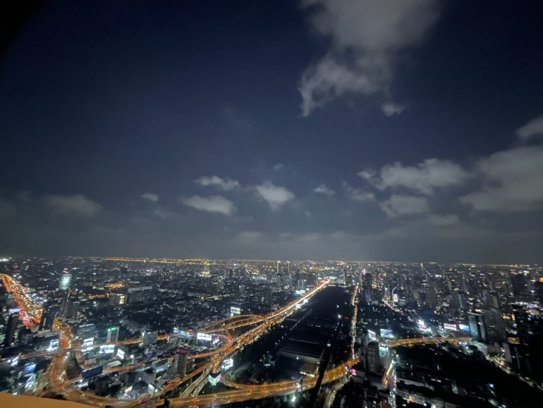 バイヨーク・スカイ 展望デッキからバンコクの夜景を楽しみました