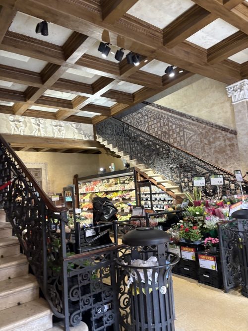 宮殿をそのままスーパーとして使ってるような、ステキな店舗でした