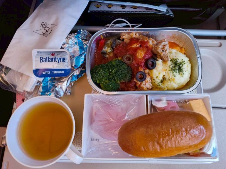 ロイヤルブルネイ航空の機内食。評判が良いこともあり美味しかったです。
