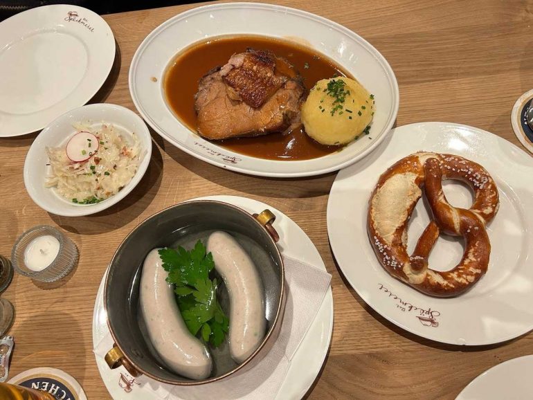 ミュンヘン名物の白ソーセージとプレッツェルを楽しみました